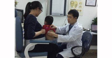 Bác sĩ Nguyễn Như Đưa tại phòng khám nhi Hà Đông