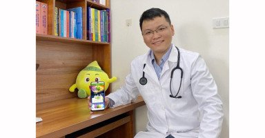 Bác sĩ Phí Văn Công khám nhi Hà Đông