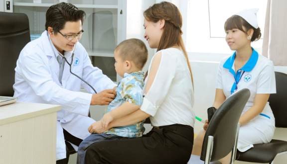 Bác sĩ tư vấn về dinh dưỡng và việc sử dụng sữa công thức cho trẻ sơ sinh 0-6 tháng