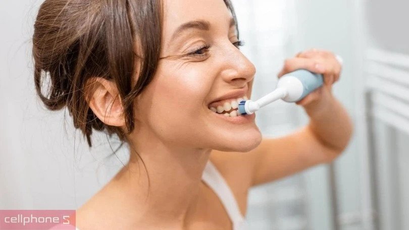 Bàn chải đánh răng điện Oral-B với lông mềm mại không gây đau hay tổn thương răng nướu