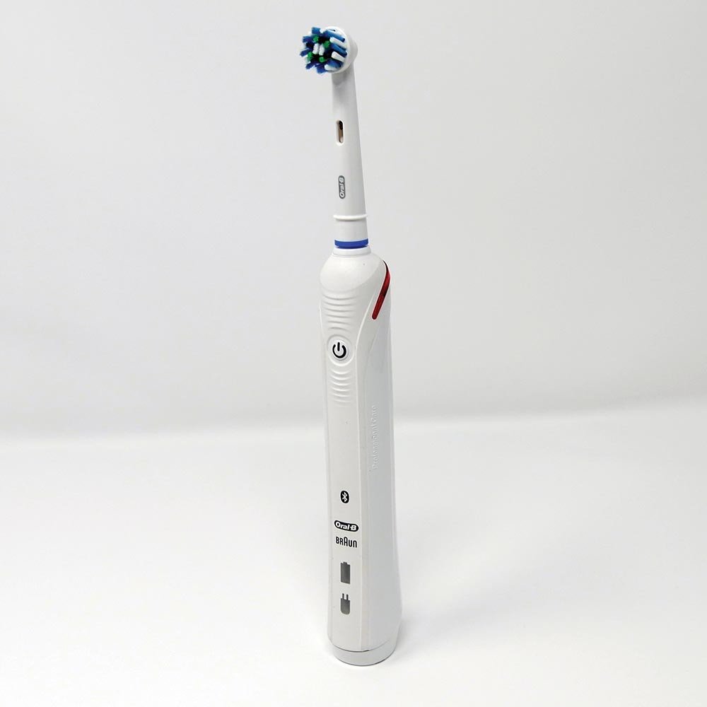 Bàn chải điện Oral-B Smart 4 4000 với thiết kế thân trắng tinh tế và vùng cầm nắm chống trượt