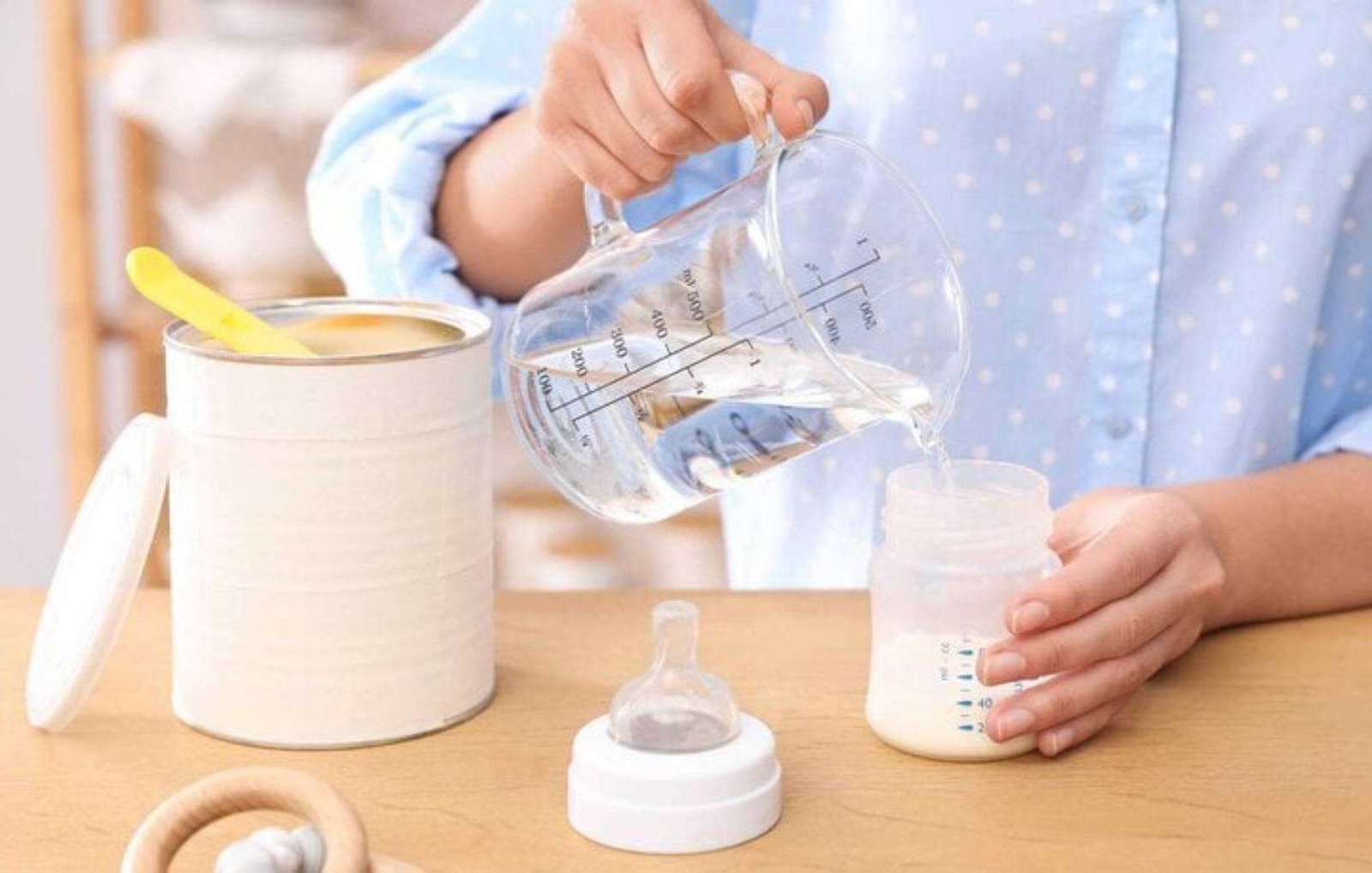 Bé bú bình sữa Aptamil trong vòng tay mẹ giúp hấp thu dinh dưỡng tối ưu