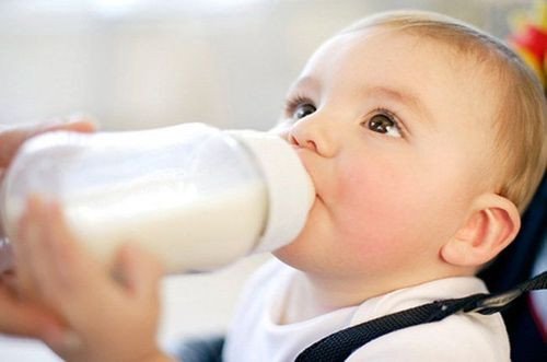Bé bú bình với sữa dị ứng đạm bò, phòng ngừa phản ứng