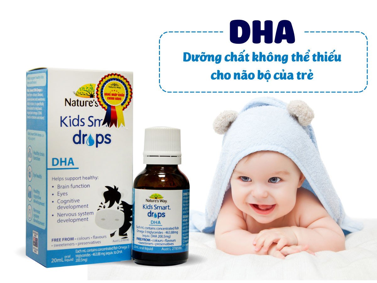 Bé đang được mẹ cho uống DHA Kid Smart Drop để phát triển trí não