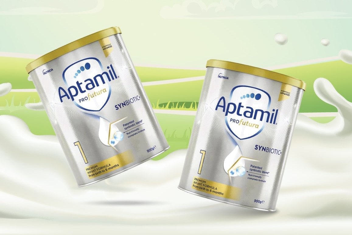 Bé đang uống sữa Aptamil Úc số 1, dinh dưỡng cho trẻ từ 0-6 tháng tuổi