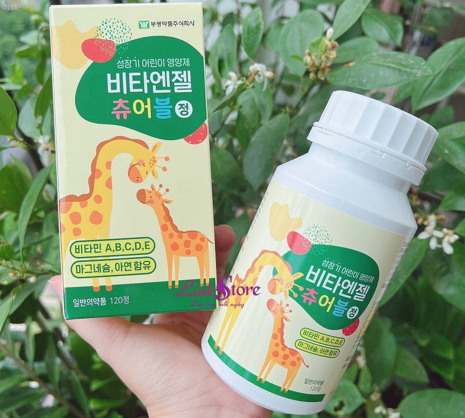 Bé gái cười vui vẻ khi ăn viên canxi