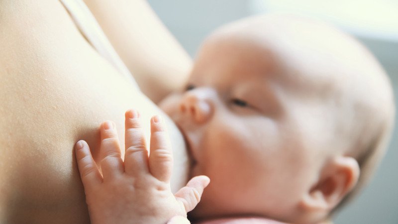 Bé sơ sinh bú sữa mẹ giúp hấp thu canxi tự nhiên
