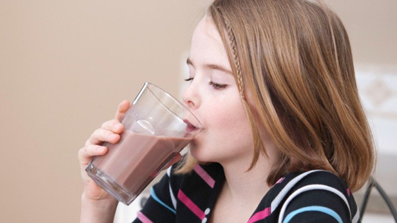Bé trai vui vẻ uống sữa Milo, minh họa độ tuổi phù hợp để trẻ thưởng thức thức uống này