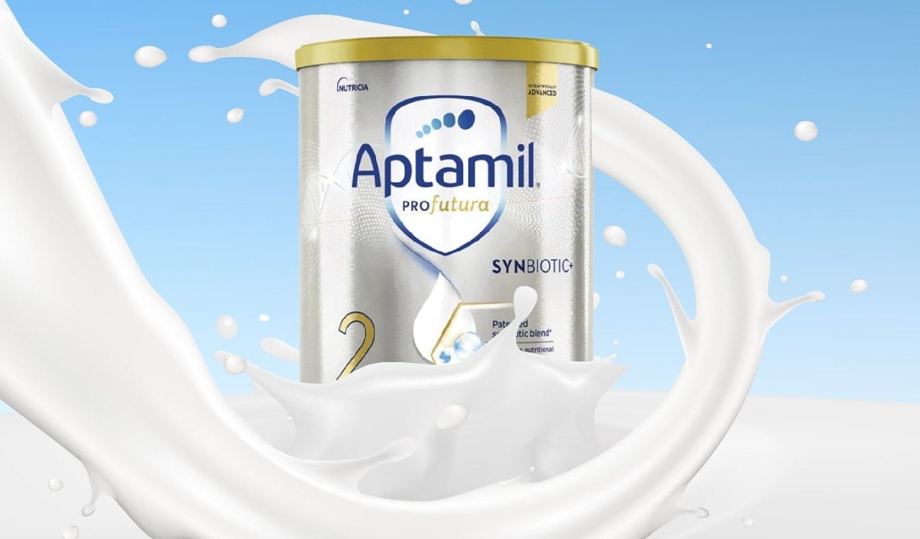 Bé vui vẻ khi uống sữa bột Aptamil Úc Profutura số 2, phù hợp cho bé từ 6-12 tháng tuổi