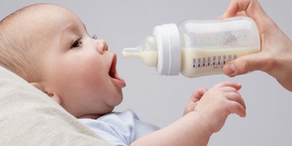 Bình sữa Aptamil Anh đã pha nên dùng hết trong vòng 2 giờ