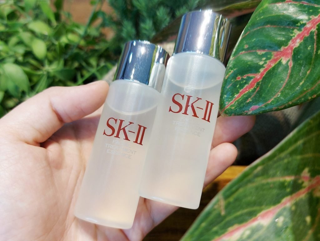 Bộ sản phẩm chăm sóc da SK-II bao gồm nước thần, serum và kem dưỡng ẩm