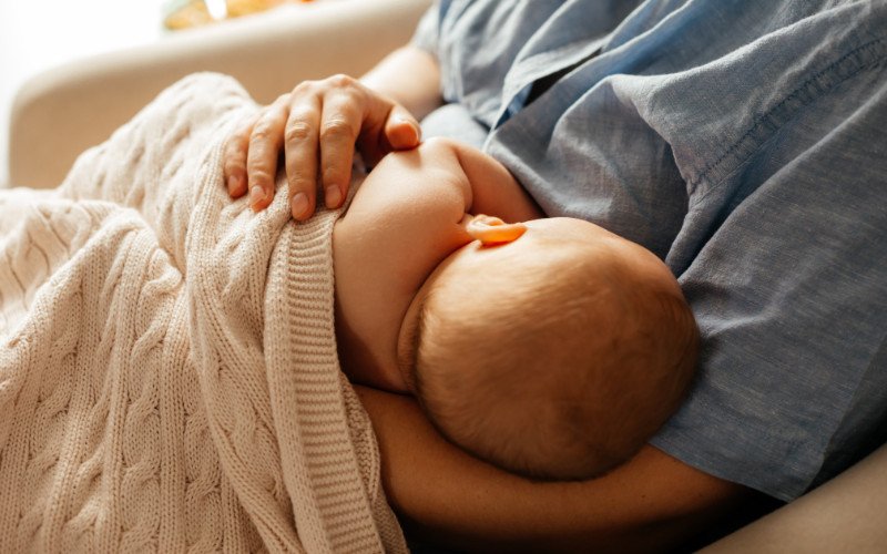 Bổ sung dinh dưỡng toàn diện sau sinh giúp mẹ bỉm phục hồi sức khỏe và tăng chất lượng sữa cho bé, một phần quan trọng của combo thuốc cho mẹ sau sinh