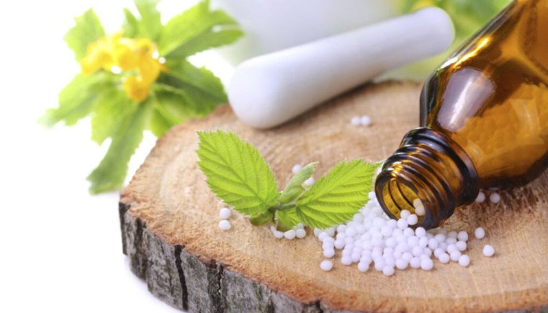 Bộ sưu tập chai thuốc vi lượng đồng căn nhỏ, minh họa sự đa dạng và an toàn của liệu pháp này khi sử dụng đúng cách.