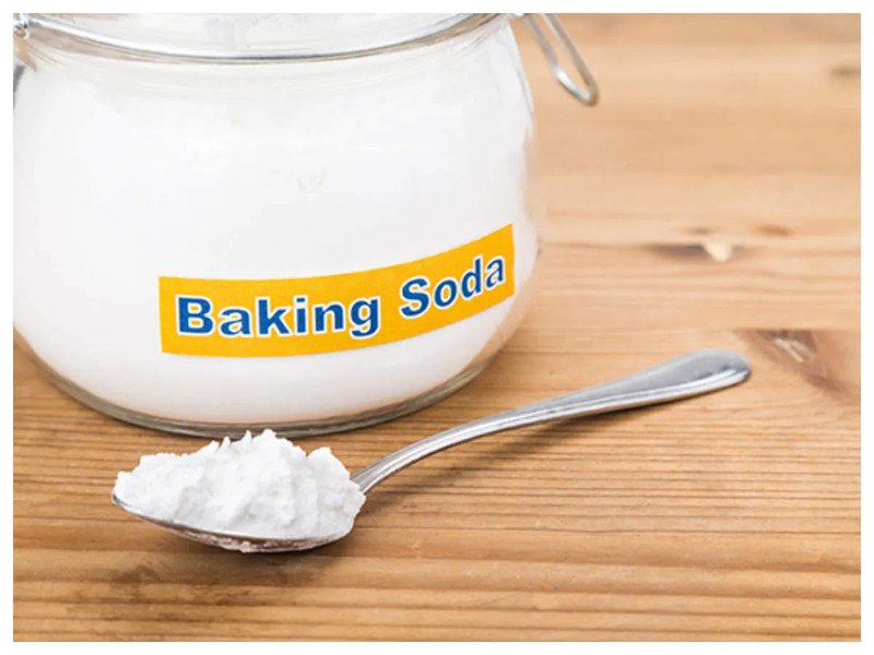 Bột baking soda màu trắng mịn, thành phần chính natri hidrocacbonat giúp làm sạch răng hiệu quả