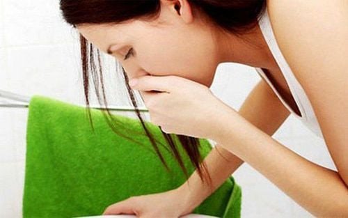 Buồn nôn là một tác dụng phụ có thể gặp phải khi dùng thuốc tẩy giun