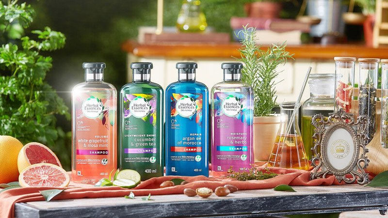 Các chai dầu gội Herbal Essences đa dạng màu sắc, thể hiện chiết xuất thảo mộc