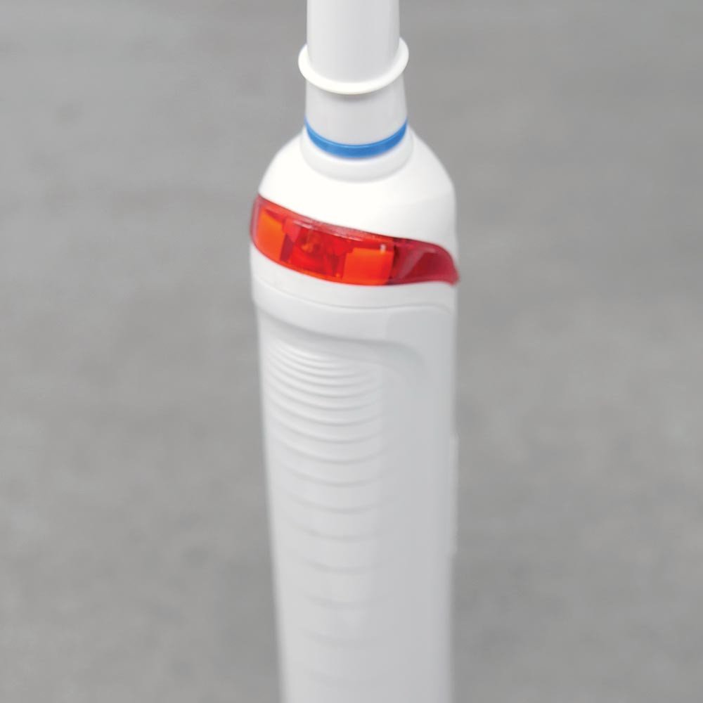 Cảm biến áp lực màu đỏ cảnh báo chải răng quá mạnh trên Oral-B Smart 4 4000 electric toothbrush