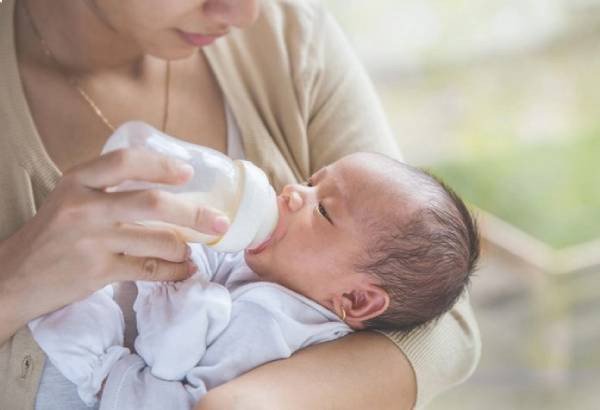 Cần tham khảo ý kiến bác sĩ hoặc chuyên gia trước khi cho trẻ sơ sinh sử dụng bất kỳ loại sữa nào