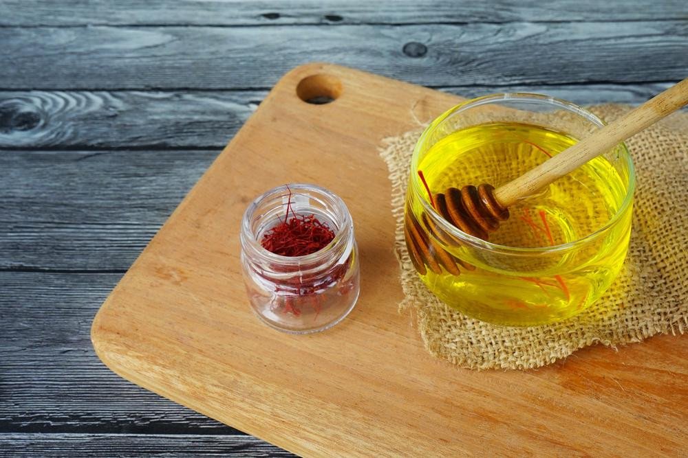 Cảnh báo và lưu ý quan trọng khi dùng nhụy hoa nghệ tây.