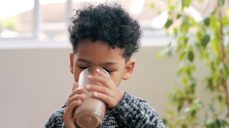 Cha mẹ cẩn thận chọn lựa thời điểm tốt nhất để trẻ uống sữa Milo hàng ngày
