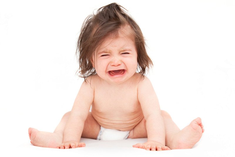 Cha mẹ đang dỗ dành em bé sơ sinh thức giấc vào ban đêm, thể hiện một trong những nguyên nhân của khủng hoảng ngủ 4 tháng.