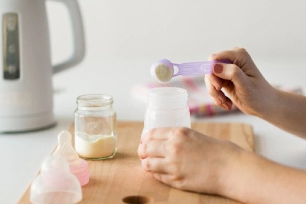 Cha mẹ đang thắc mắc về cách pha sữa Aptamil cho bé