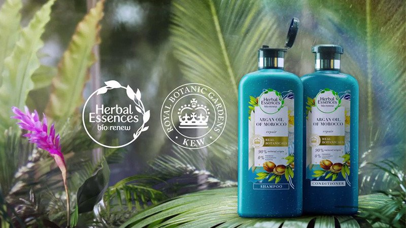 Chai dầu gội Herbal Essences với logo thương hiệu và các chiết xuất thiên nhiên