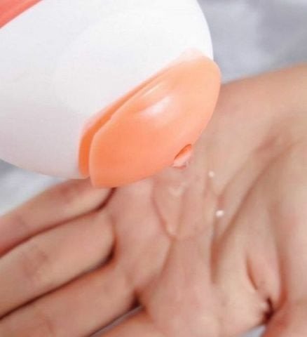Chai dung dịch vệ sinh phụ nữ Femfresh Everyday Care 250ml cùng bọt mịn trên tay, minh họa cách sử dụng sản phẩm vệ sinh phụ khoa hiệu quả.