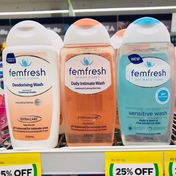 Chai dung dịch vệ sinh phụ nữ Femfresh màu cam trên nền trắng, thể hiện sự đơn giản và tinh tế của sản phẩm chăm sóc vùng kín Úc.