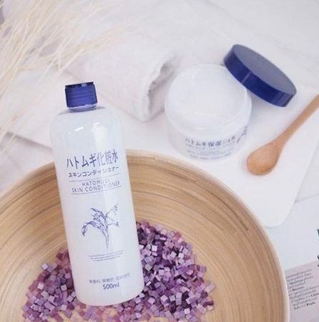 Chai lotion dưỡng ẩm lớn, thiết kế dạng bơm tiện lợi, biểu tượng cho sản phẩm chăm sóc toàn thân với kết cấu dễ thấm