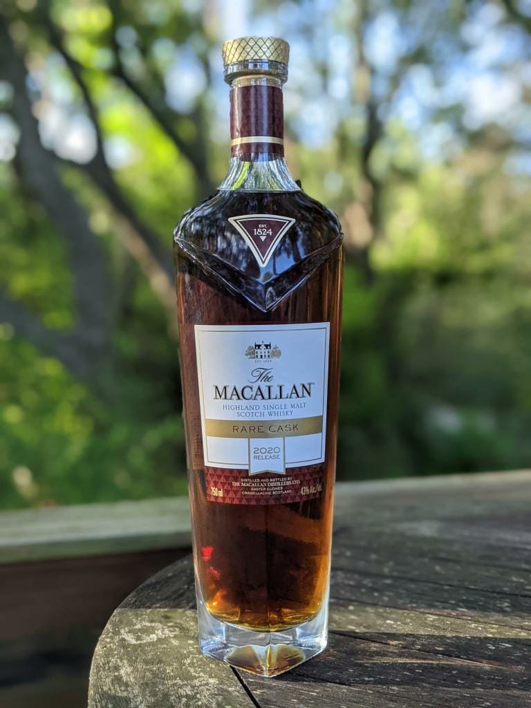 Chai Macallan Rare Cask với nhãn dán tối giản, nổi bật màu rượu