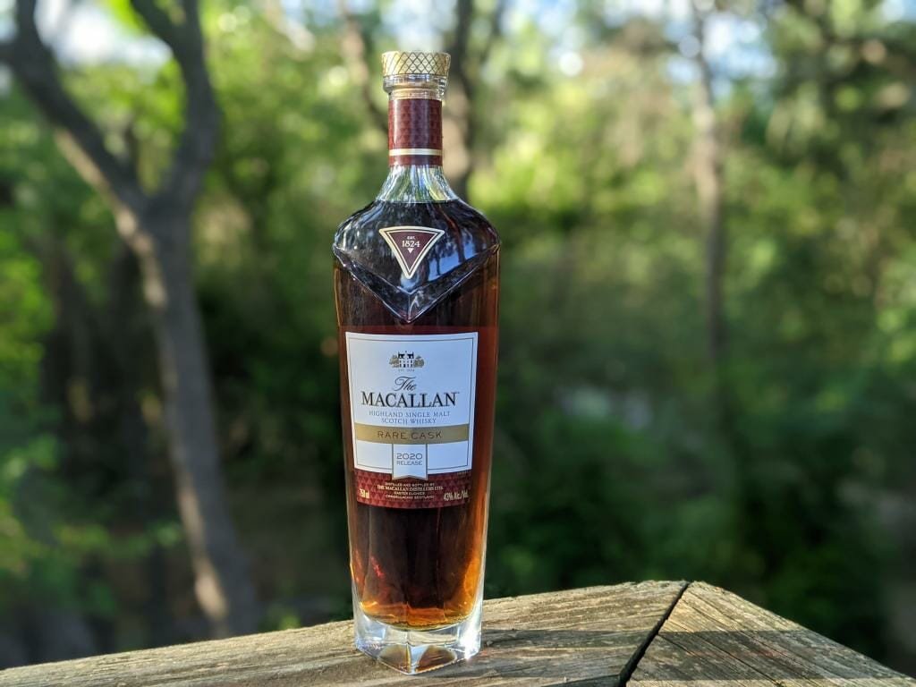 Chai rượu Macallan Rare Cask đỏ rực trên bàn, sẵn sàng để thưởng thức
