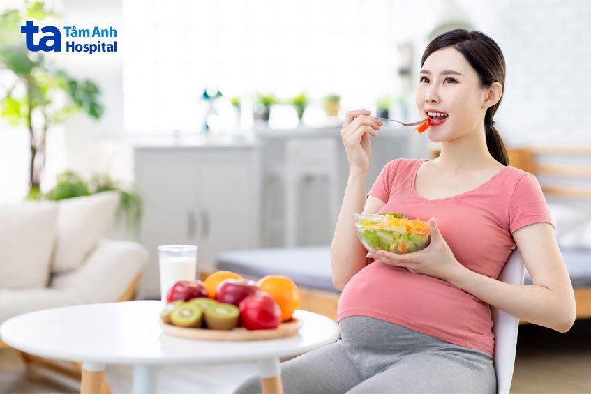 Chế độ ăn uống đa dạng rau củ quả hỗ trợ mẹ bầu dùng vitamin tổng hợp