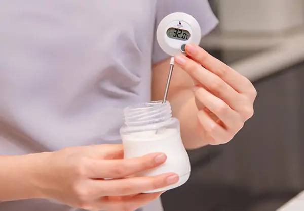 Đảm bảo pha sữa Aptamil bằng nước có nhiệt độ phù hợp theo khuyến nghị nhà sản xuất