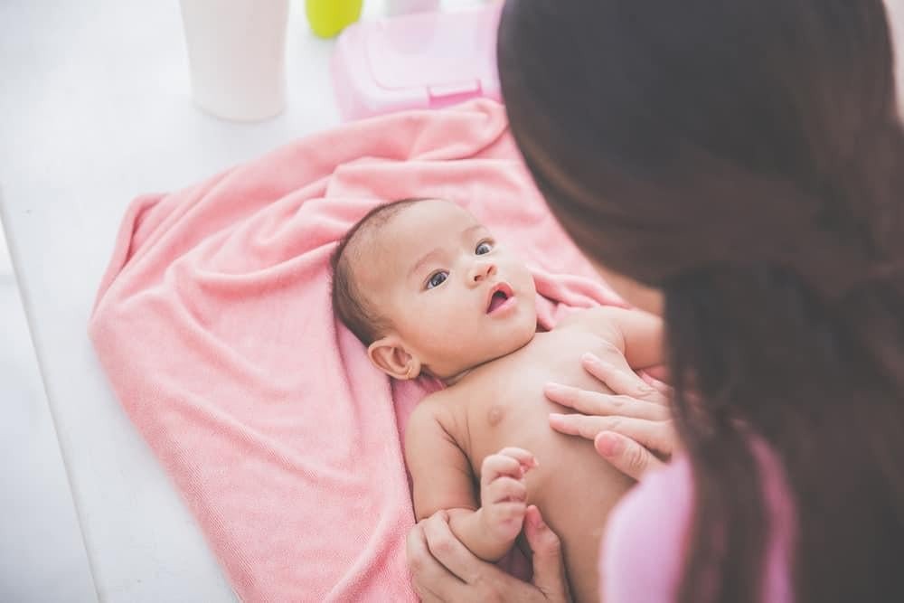 Đánh giá kem dưỡng ẩm Dexeryl cream hỗ trợ điều trị chàm sữa cho bé