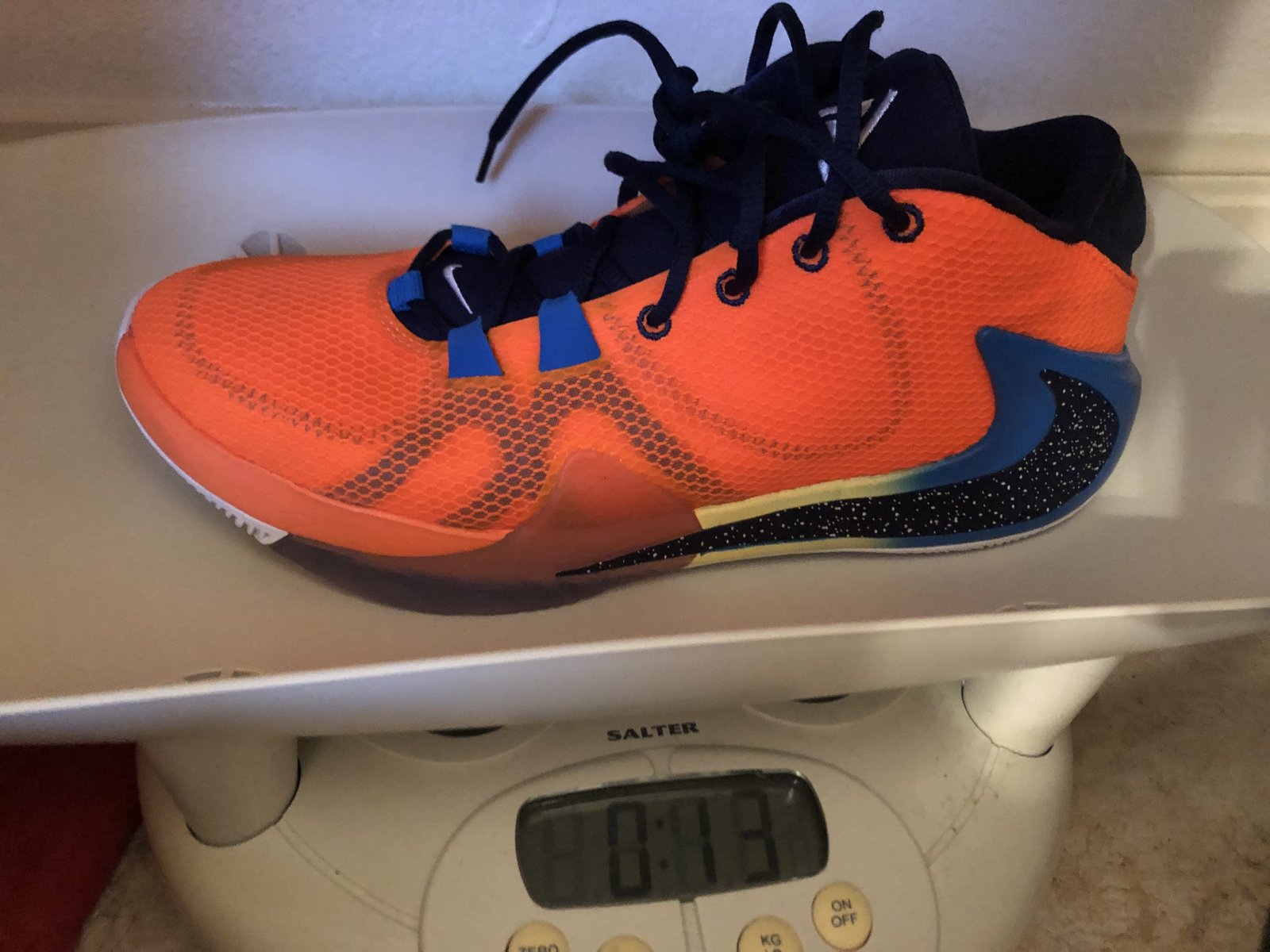 Đánh giá trọng lượng nhẹ của giày bóng rổ Nike Zoom Freak 1