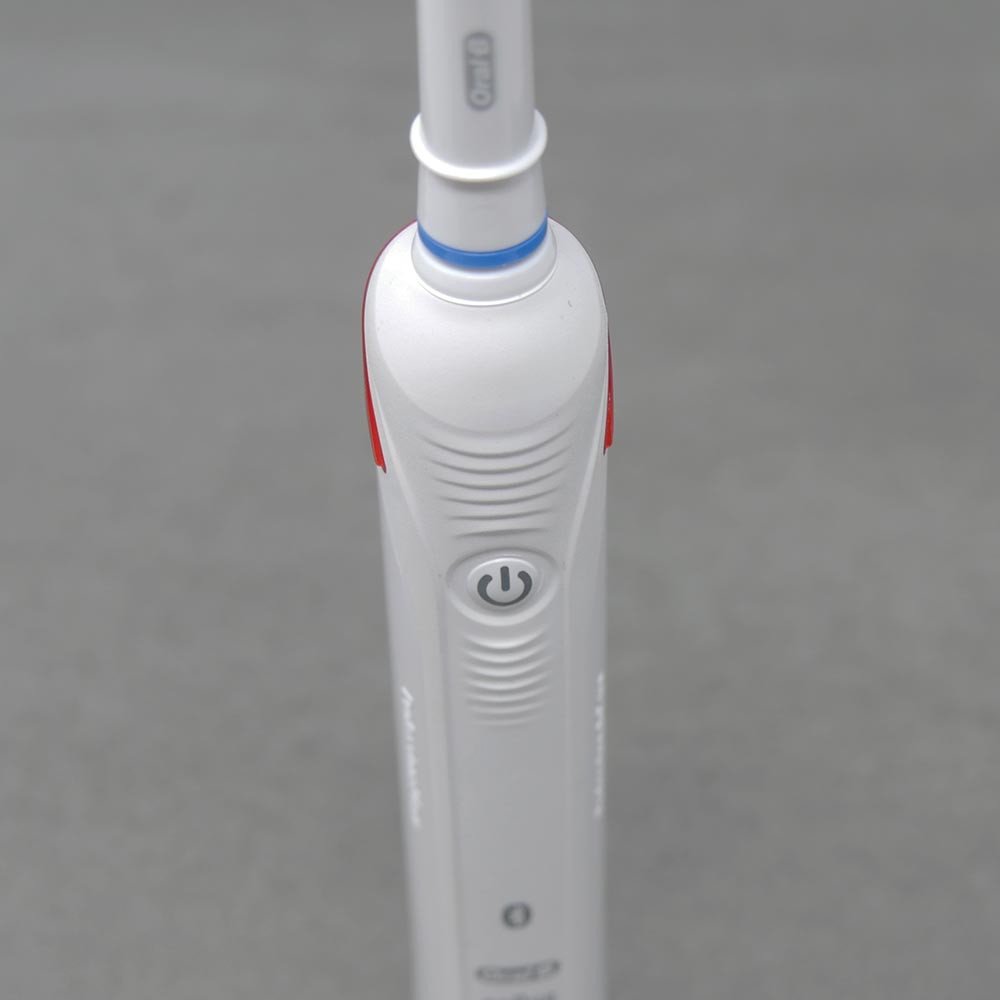 Đầu bàn chải CrossAction gắn trên thân Oral-B Smart 4 4000 electric toothbrush