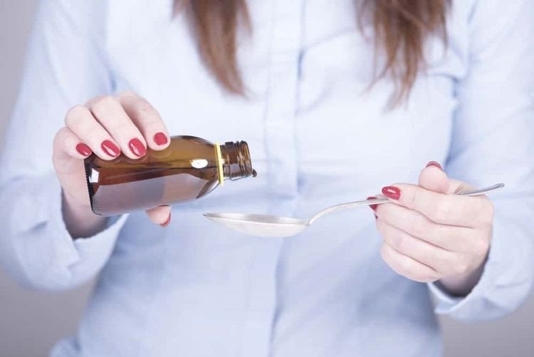 Đo liều paracetamol dạng lỏng chính xác cho bé bằng dụng cụ chuyên dụng