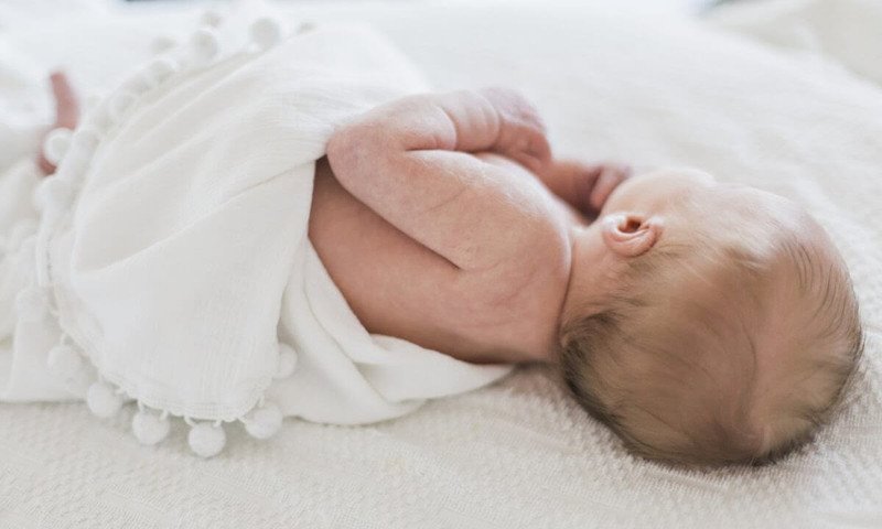 Đồng hồ và em bé đang ngủ, biểu tượng cho thời gian kéo dài của khủng hoảng ngủ 4 tháng.