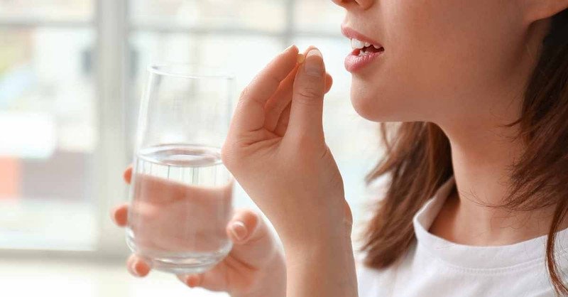 Đồng hồ và viên thuốc minh họa thời điểm lý tưởng để uống thuốc Nexium 40mg là trước bữa ăn, tối ưu hóa hiệu quả giảm axit dạ dày