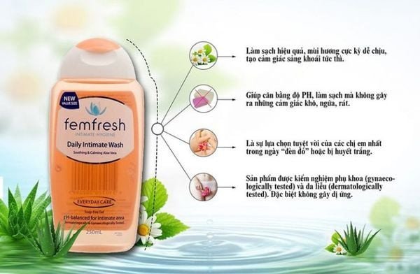 Dung dịch vệ sinh phụ nữ Femfresh Everyday Care màu cam với bông hoa cúc, biểu tượng cho sự dịu nhẹ và tinh khiết trong chăm sóc vùng kín.