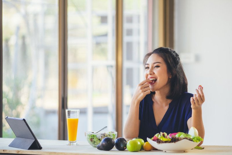 Duy trì lối sống lành mạnh cùng vitamin tổng hợp cho người suy nhược cơ thể để phục hồi sức khỏe.