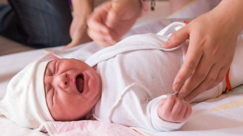 Em bé 4 tháng tuổi đang ngủ ngon trong nôi, minh họa cho giai đoạn khủng hoảng ngủ 4 tháng.