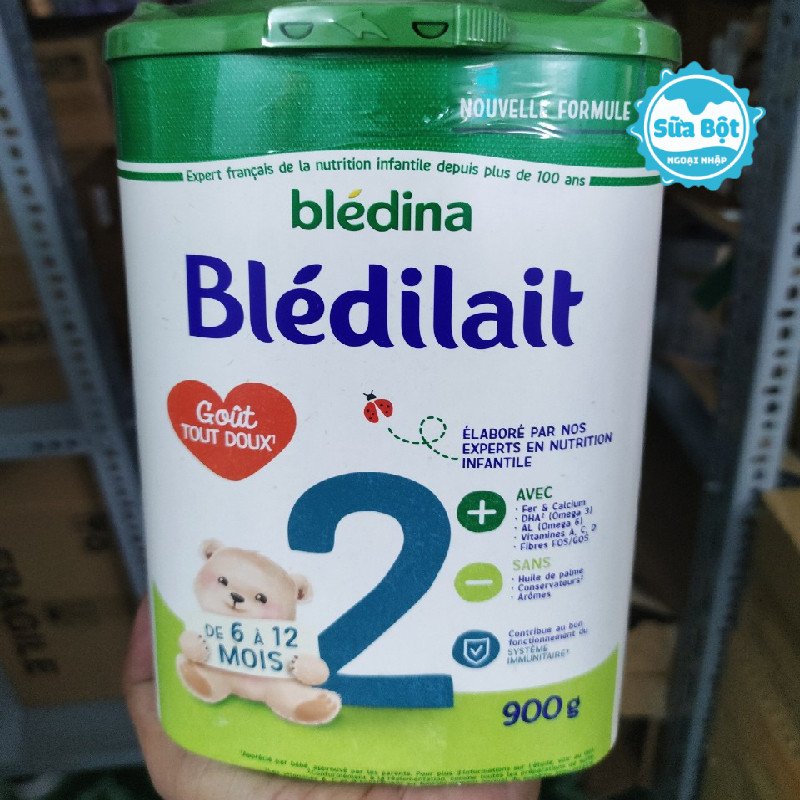Em bé đang uống sữa Bledilait số 2 từ bình, hình ảnh gợi lên sự dễ tiêu hóa và ngon miệng của sản phẩm.