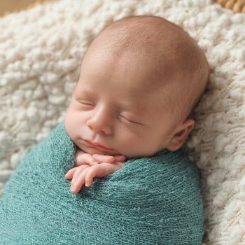 Em bé được ủ ấm và thoải mái trong khăn quấn