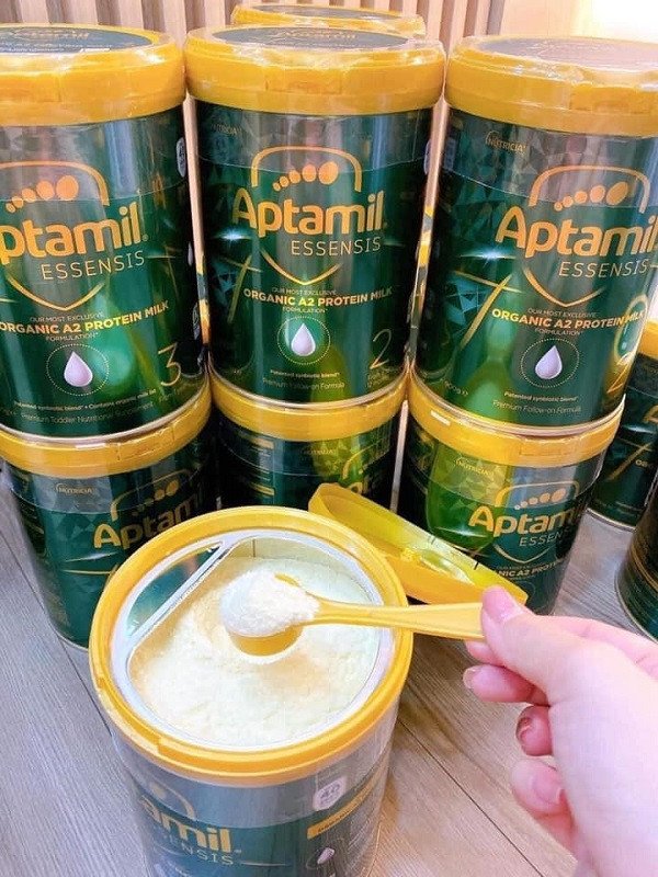 Em bé thưởng thức sữa Aptamil Essensis số 1 được pha đúng cách
