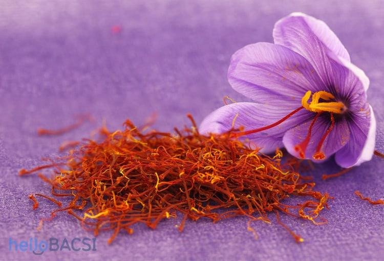 Gia vị saffron khô, được sử dụng trong ẩm thực và y học cổ truyền.