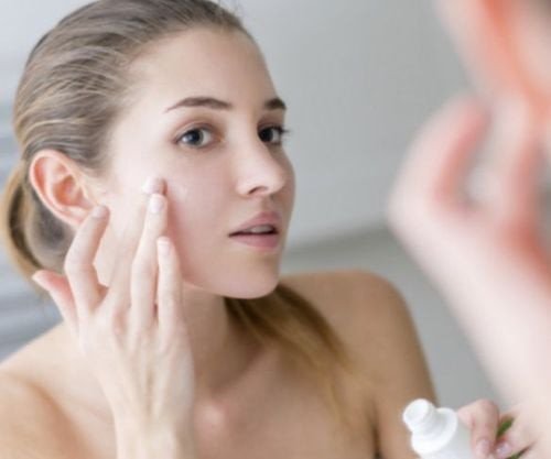 Hai lọ sản phẩm dưỡng da, một cho mặt và một cho cơ thể, đặt cạnh nhau thể hiện sự phân biệt rõ ràng trong chăm sóc da chuyên sâu