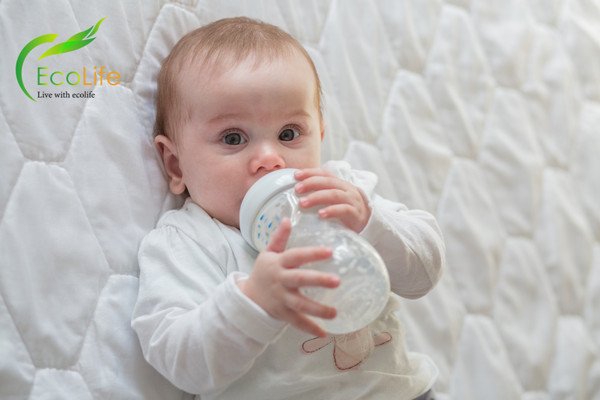 Hành động pha sữa Aptamil Anh đúng nhiệt độ