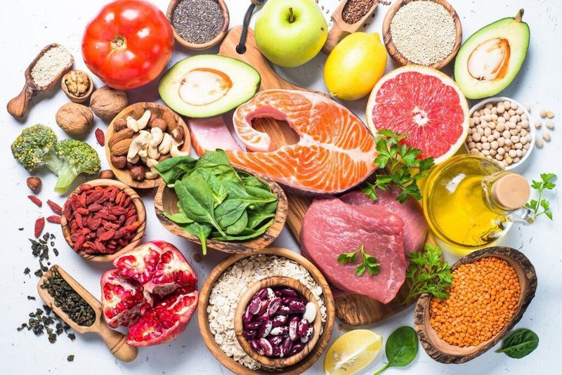 Hình ảnh các loại thực phẩm giàu sắt tự nhiên như thịt đỏ, cá, rau xanh đậm, ngũ cốc giúp bổ sung sắt cho bà bầu